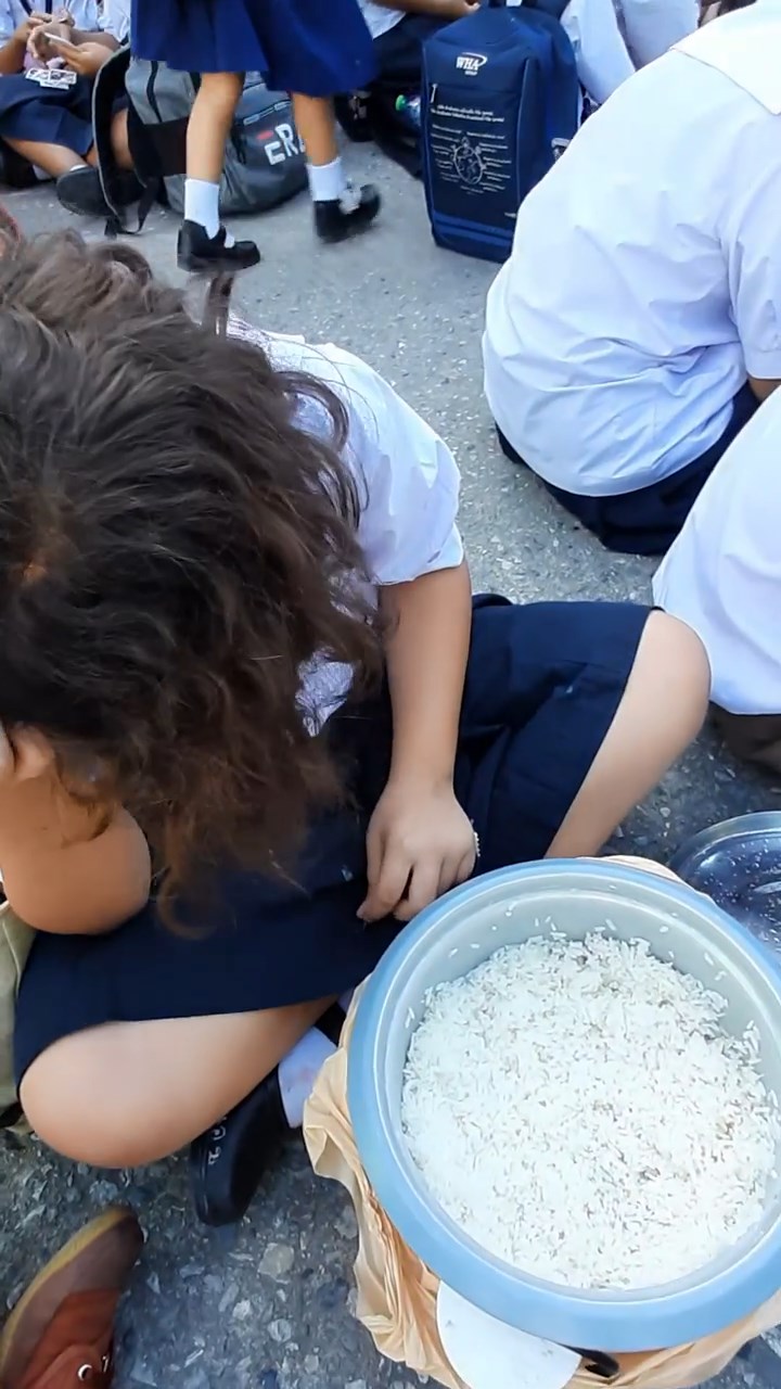 กินข้าวในแถว